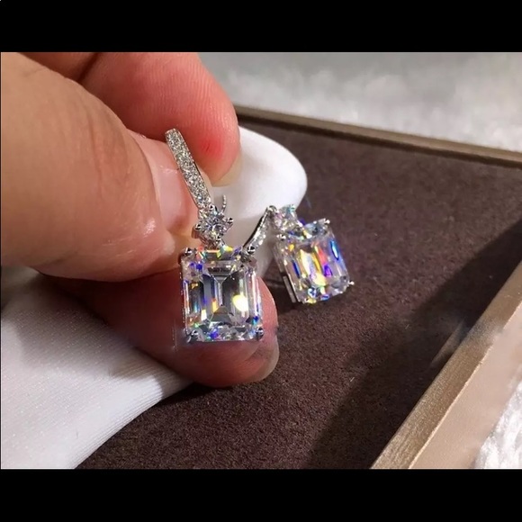 NEW 18K White Gold Radiant Diamond Drop Earrings - Picture 3 of 3